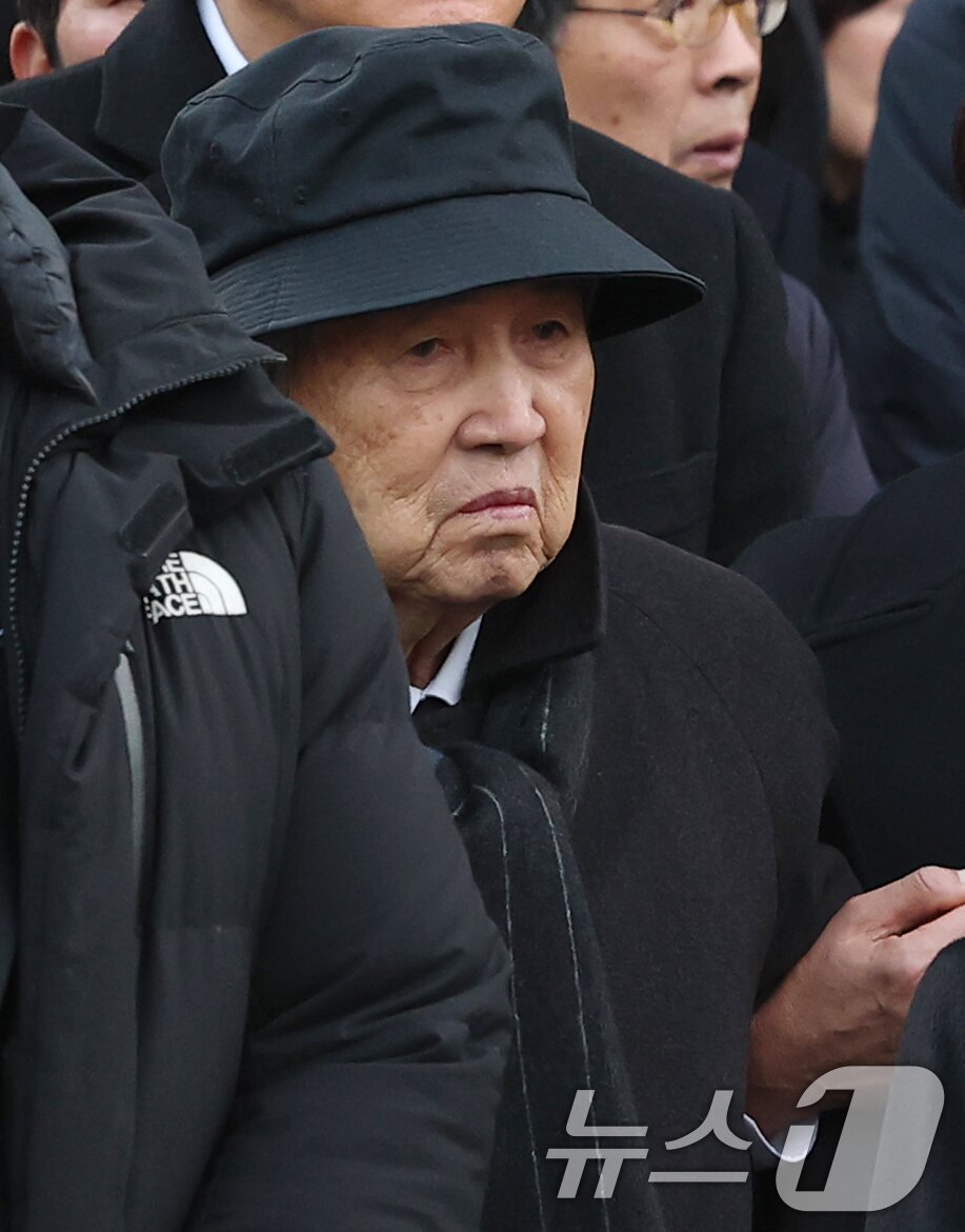 본문 이미지 - 임권택 감독이 9일 오전 서울 중구 명동성당에서 열린 고 안성기의 발인식에서 고인을 배웅하고 있다. 2026.1.9/뉴스1 ⓒ News1 권현진 기자