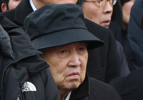 고 안성기 마지막길 배웅 온 임권택 감독