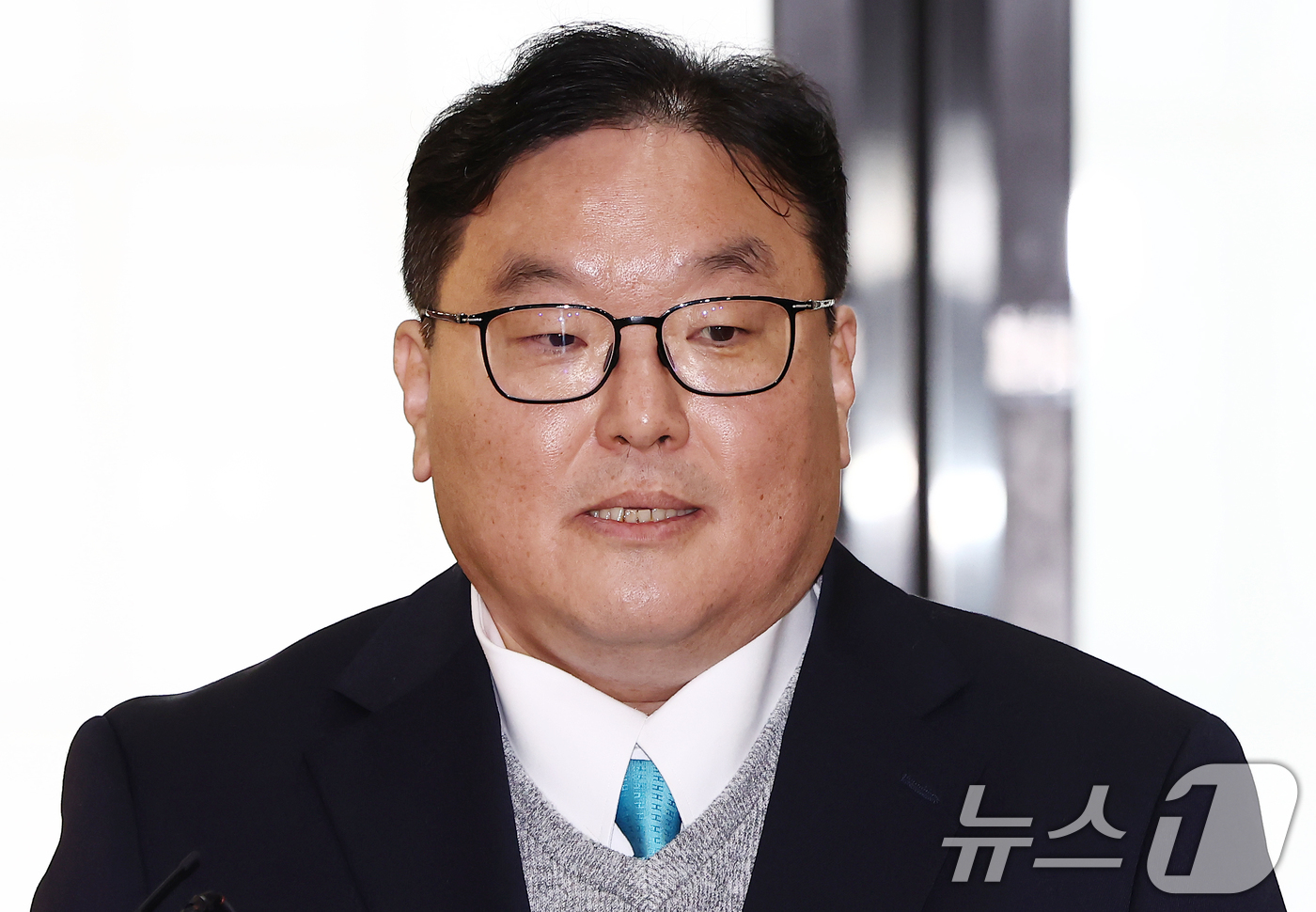 (서울=뉴스1) 김민지 기자 = 쿠팡 사건을 무혐의 처분하도록 외압을 행사한 인물로 지목된 엄희준 광주고검 검사가 9일 오전 서울 서초구 관봉권·쿠팡 상설특검팀 사무실에서 피의자 …
