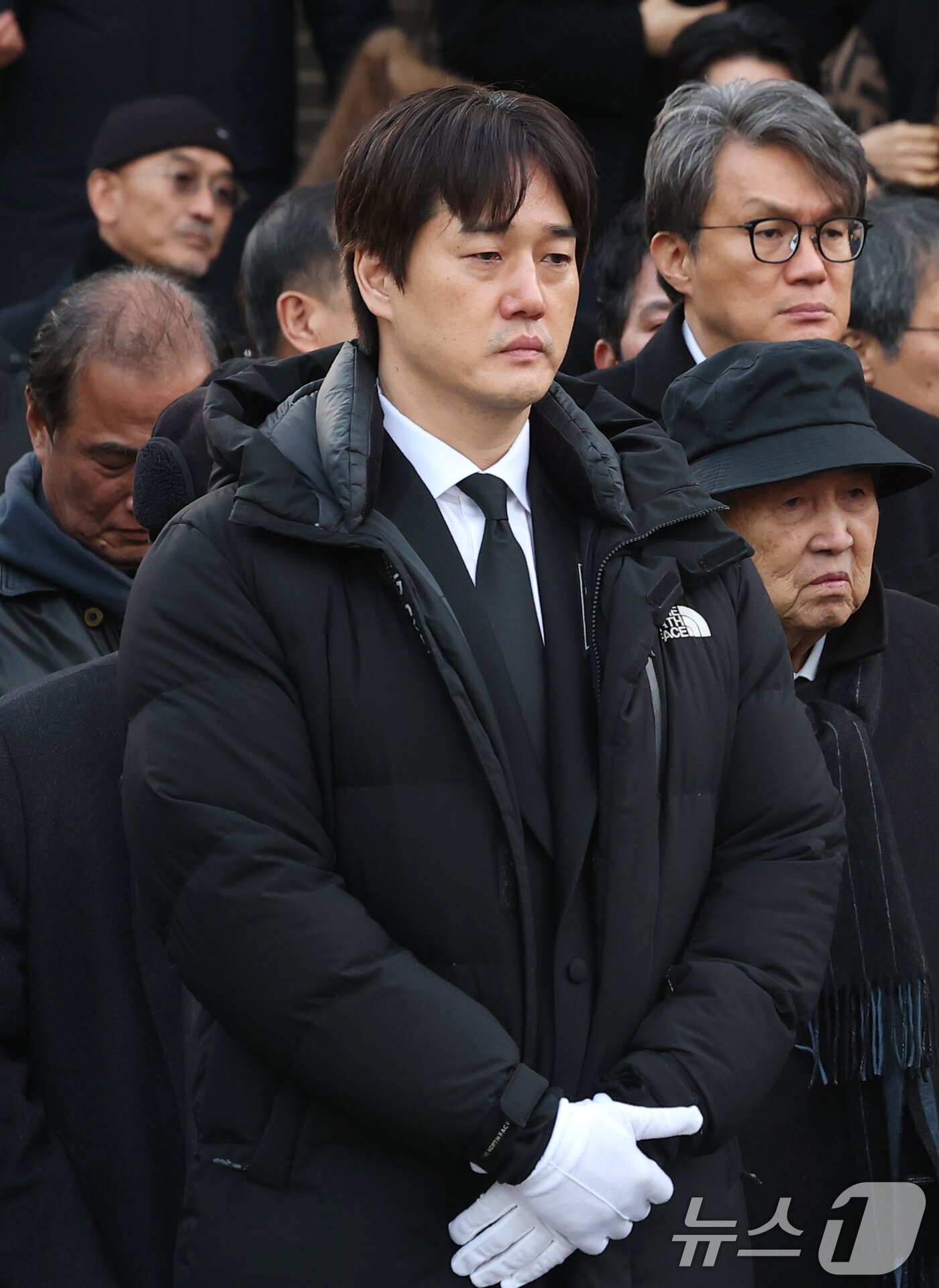 본문 이미지 - 배우 유지태가 9일 오전 서울 중구 명동성당에서 열린 고 안성기의 발인식에서 고인을 배웅하고 있다. 2026.1.9/뉴스1 ⓒ News1 권현진 기자