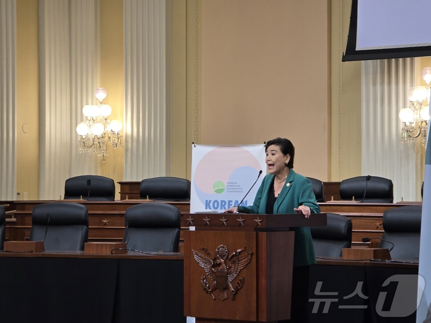 본문 이미지 - 주디 추(캘리포니아·민주) 미국 하원의원이 워싱턴DC 연방의회 캐넌 코커스룸에서 열린 '코리안 아메리칸 데이'(Korean American Day) 기념 행사에서 연설하고 있다. 2026.01.08. ⓒ News1 류정민 특파원