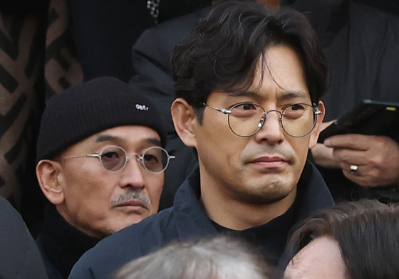 고 안성기 마지막 배웅하는 이준익 감독과 오지호