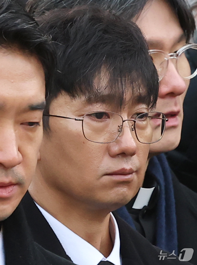 (서울=뉴스1) 권현진 기자 = 배우 박해일이 9일 오전 서울 중구 명동성당에서 열린 고 안성기의 영결식에서 고인을 배웅하고 있다. 2026.1.9/뉴스1