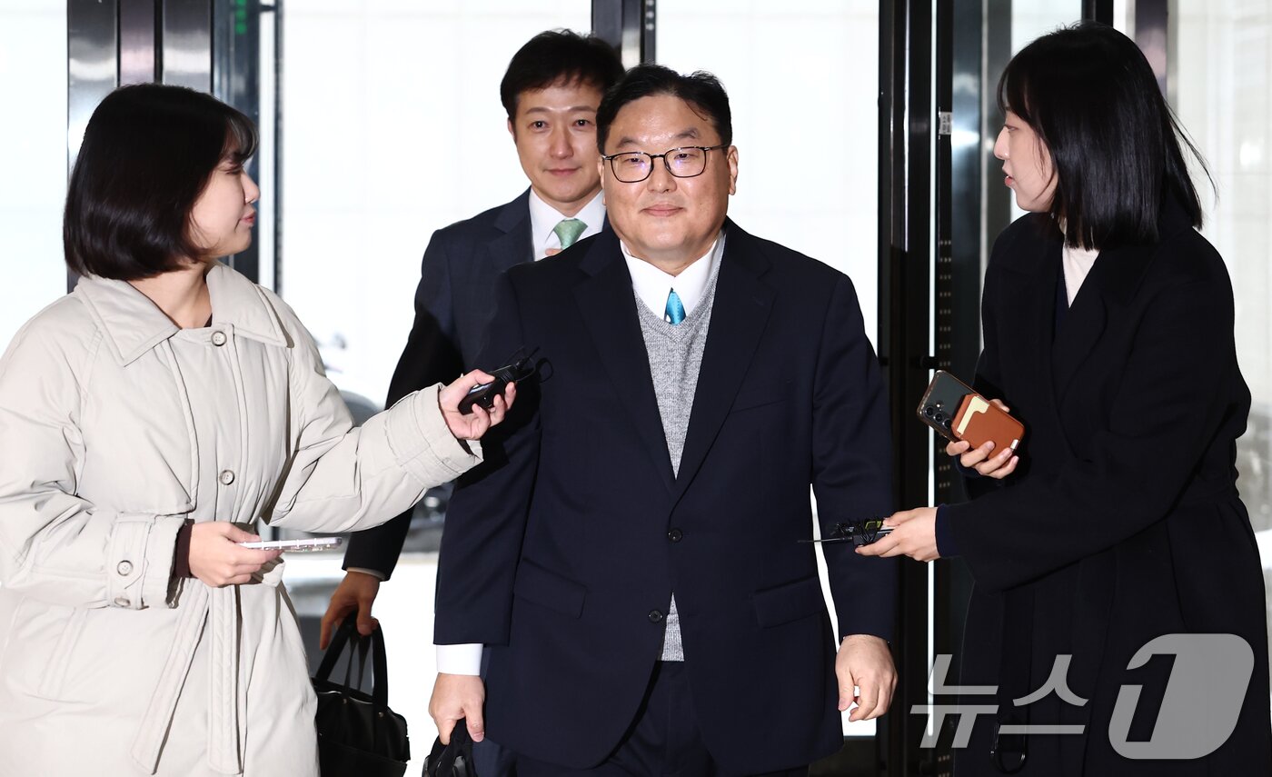 본문 이미지 - 쿠팡 사건을 무혐의 처분하도록 외압을 행사한 인물로 지목된 엄희준 광주고검 검사가 9일 오전 서울 서초구 관봉권·쿠팡 상설특검팀 사무실에서 피의자 조사를 받기 위해 출석하고 있다. 2026.1.9 ⓒ 뉴스1 김민지 기자