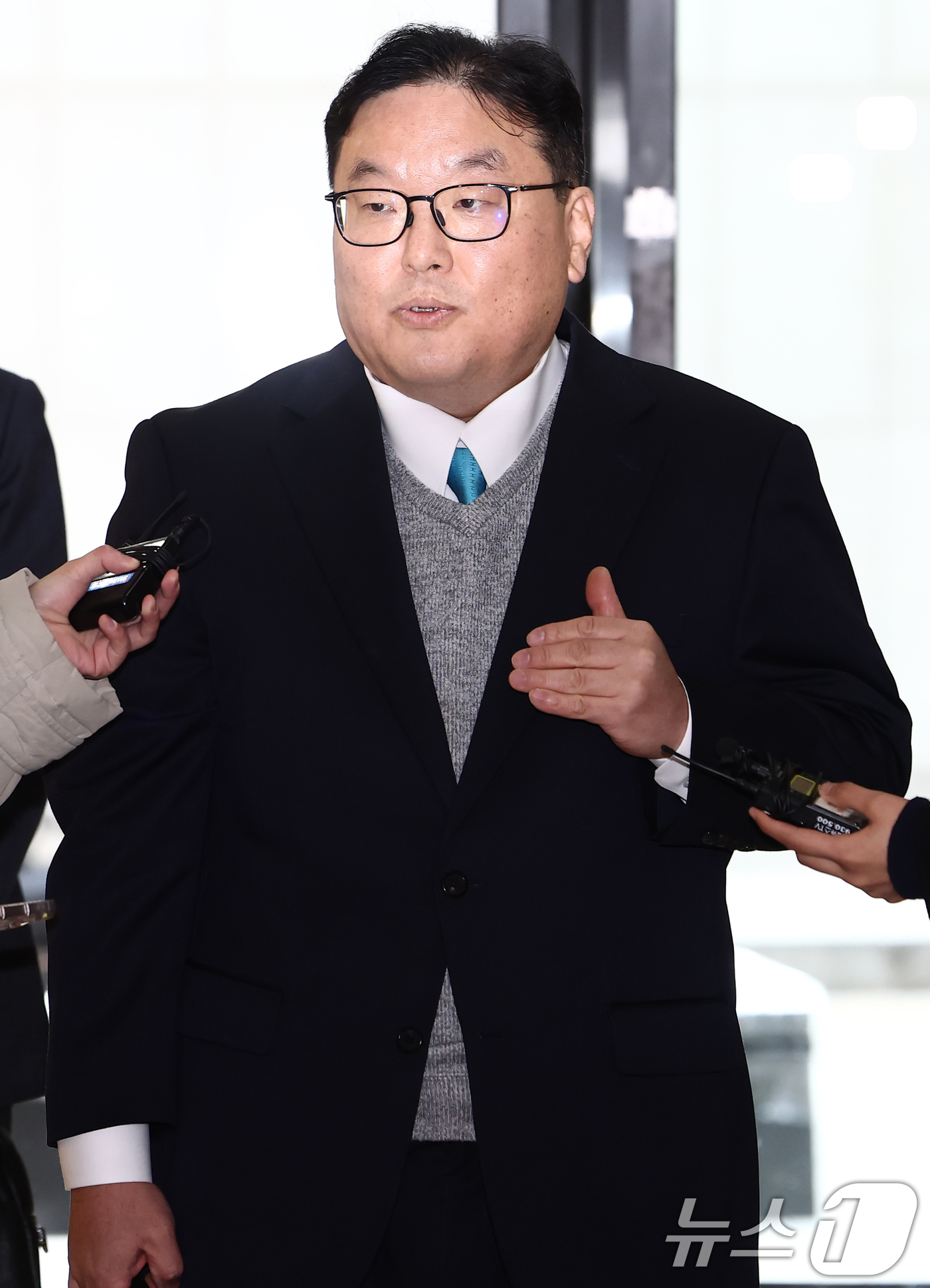 (서울=뉴스1) 김민지 기자 = 쿠팡 사건을 무혐의 처분하도록 외압을 행사한 인물로 지목된 엄희준 광주고검 검사가 9일 오전 서울 서초구 관봉권·쿠팡 상설특검팀 사무실에서 피의자 …