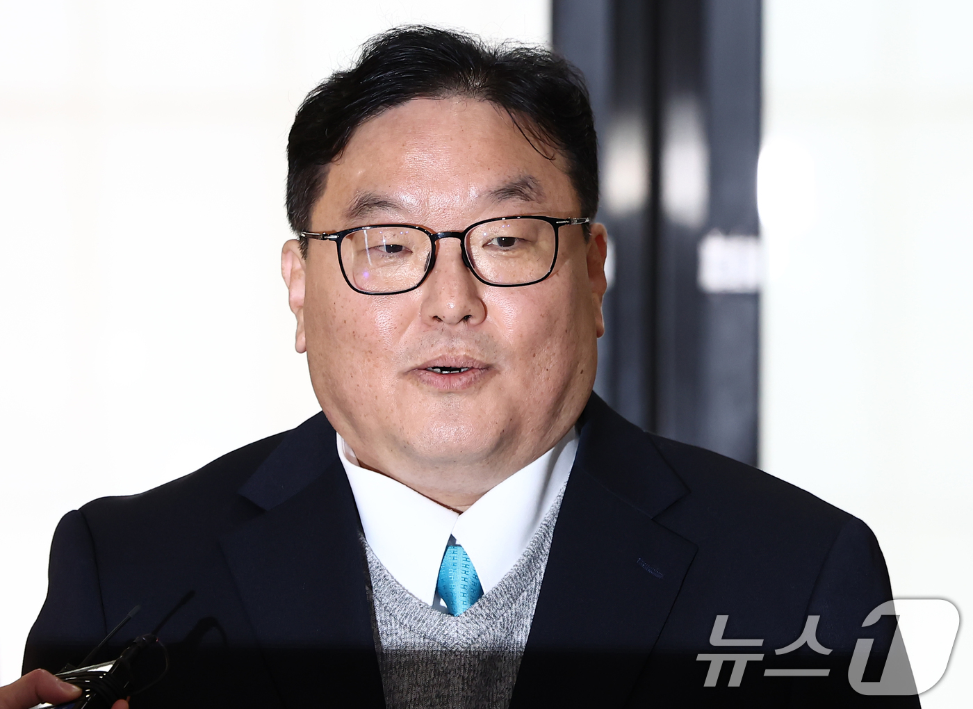 (서울=뉴스1) 김민지 기자 = 쿠팡 사건을 무혐의 처분하도록 외압을 행사한 인물로 지목된 엄희준 광주고검 검사가 9일 오전 서울 서초구 관봉권·쿠팡 상설특검팀 사무실에서 피의자 …