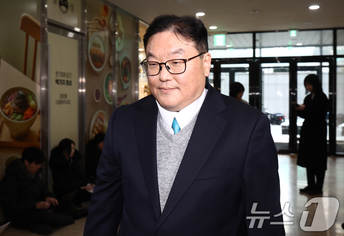 (서울=뉴스1) 김민지 기자 = 쿠팡 사건을 무혐의 처분하도록 외압을 행사한 인물로 지목된 엄희준 광주고검 검사가 9일 오전 서울 서초구 관봉권·쿠팡 상설특검팀 사무실에서 피의자 …