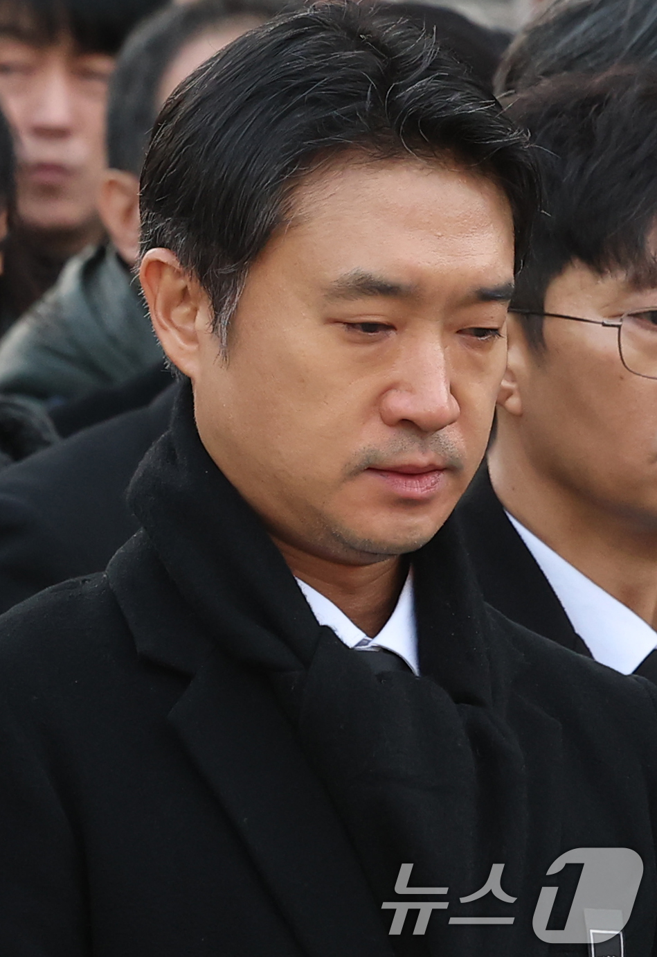 (서울=뉴스1) 권현진 기자 = 배우 조우진이 9일 오전 서울 중구 명동성당에서 고 안성기의 장례미사를 마친 뒤 고인을 배웅하고 있다. 2026.1.9/뉴스1