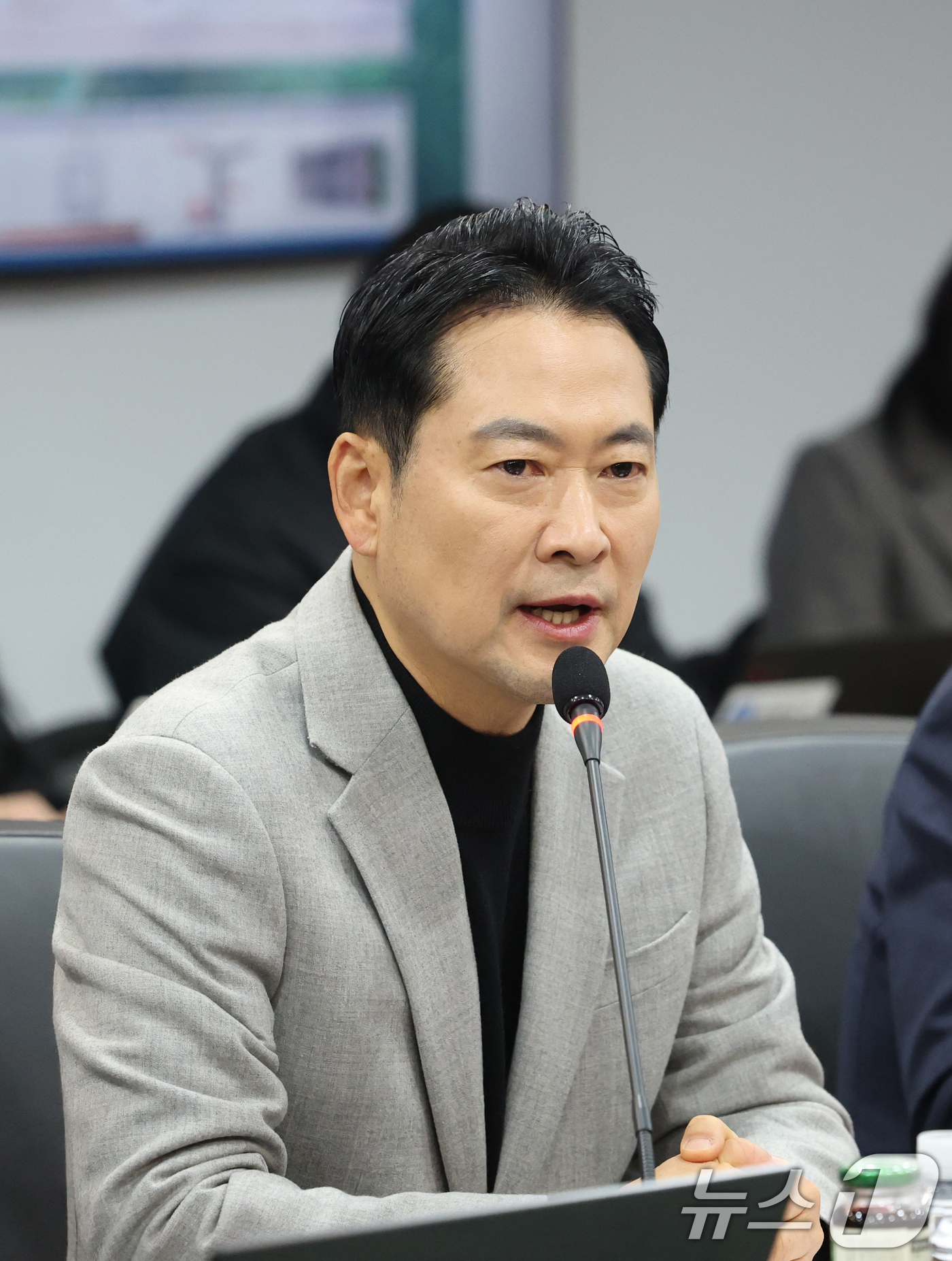 (용인=뉴스1) 김영운 기자 = 장동혁 국민의힘 대표가 9일 경기 용인시 원삼면 SK하이닉스 용인 공사 현장에서 열린 간담회에서 모두발언을 하고 있다. 2026.1.9/뉴스1