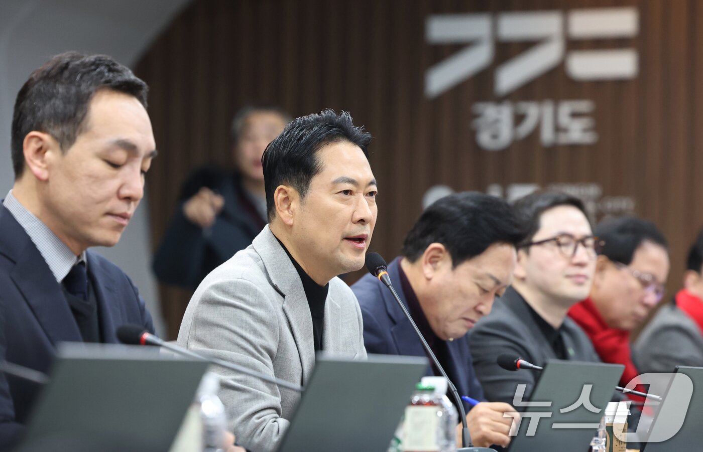 본문 이미지 - 장동혁 국민의힘 대표가 지난 9일 경기 용인시 원삼면 SK하이닉스 용인 공사 현장에서 열린 간담회에서 모두발언을 하고 있다. 2026.1.9/뉴스1 ⓒ News1 김영운 기자