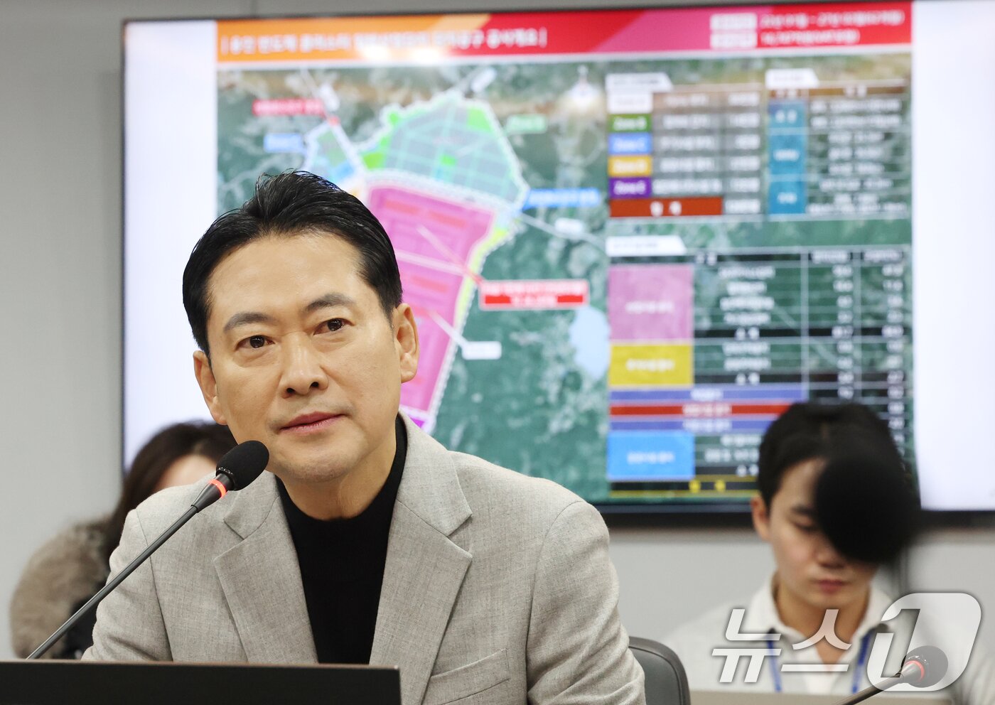 본문 이미지 - 장동혁 국민의힘 대표가 9일 경기 용인시 원삼면 SK하이닉스 용인 공사 현장에서 열린 간담회에서 모두발언을 하고 있다. 2026.1.9/뉴스1 ⓒ News1 김영운 기자