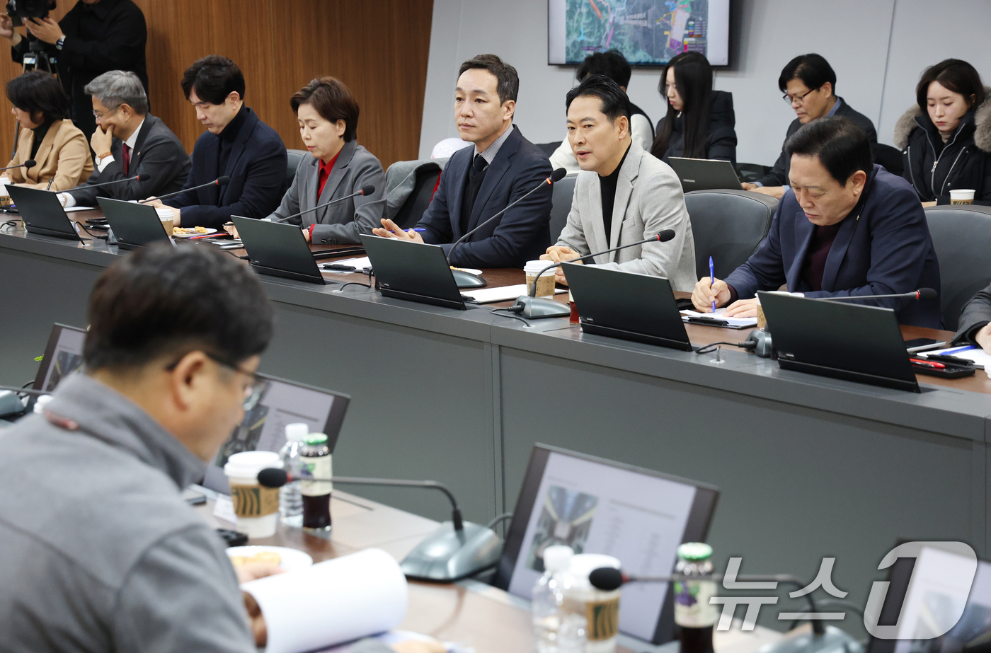 (용인=뉴스1) 김영운 기자 = 장동혁 국민의힘 대표가 9일 경기 용인시 원삼면 SK하이닉스 용인 공사 현장에서 열린 간담회에서 모두발언을 하고 있다.  2026.1.9/뉴스1