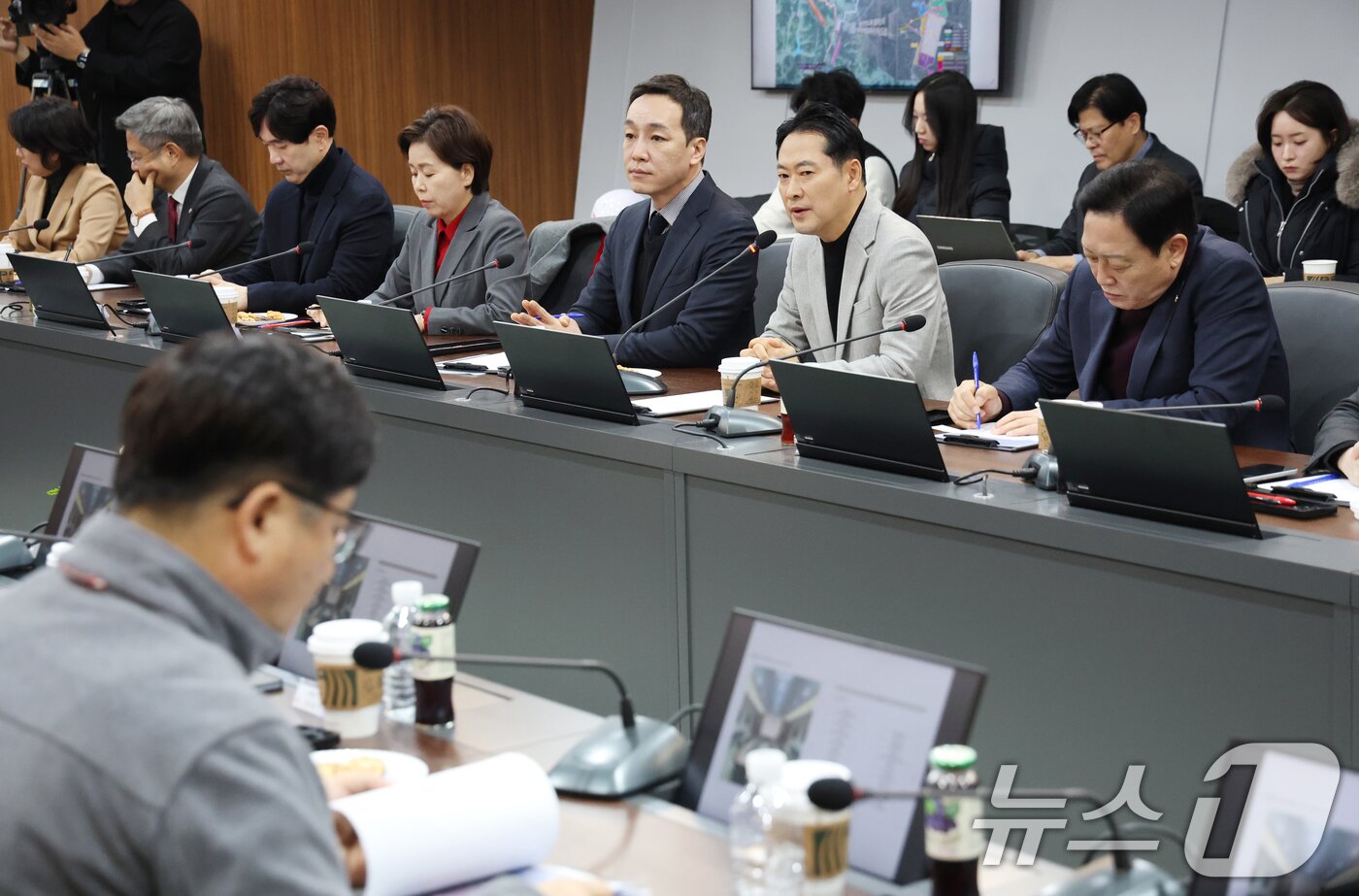 본문 이미지 - 장동혁 국민의힘 대표가 9일 경기 용인시 원삼면 SK하이닉스 용인 공사 현장에서 열린 간담회에서 모두발언을 하고 있다. 2026.1.9/뉴스1 ⓒ News1 김영운 기자