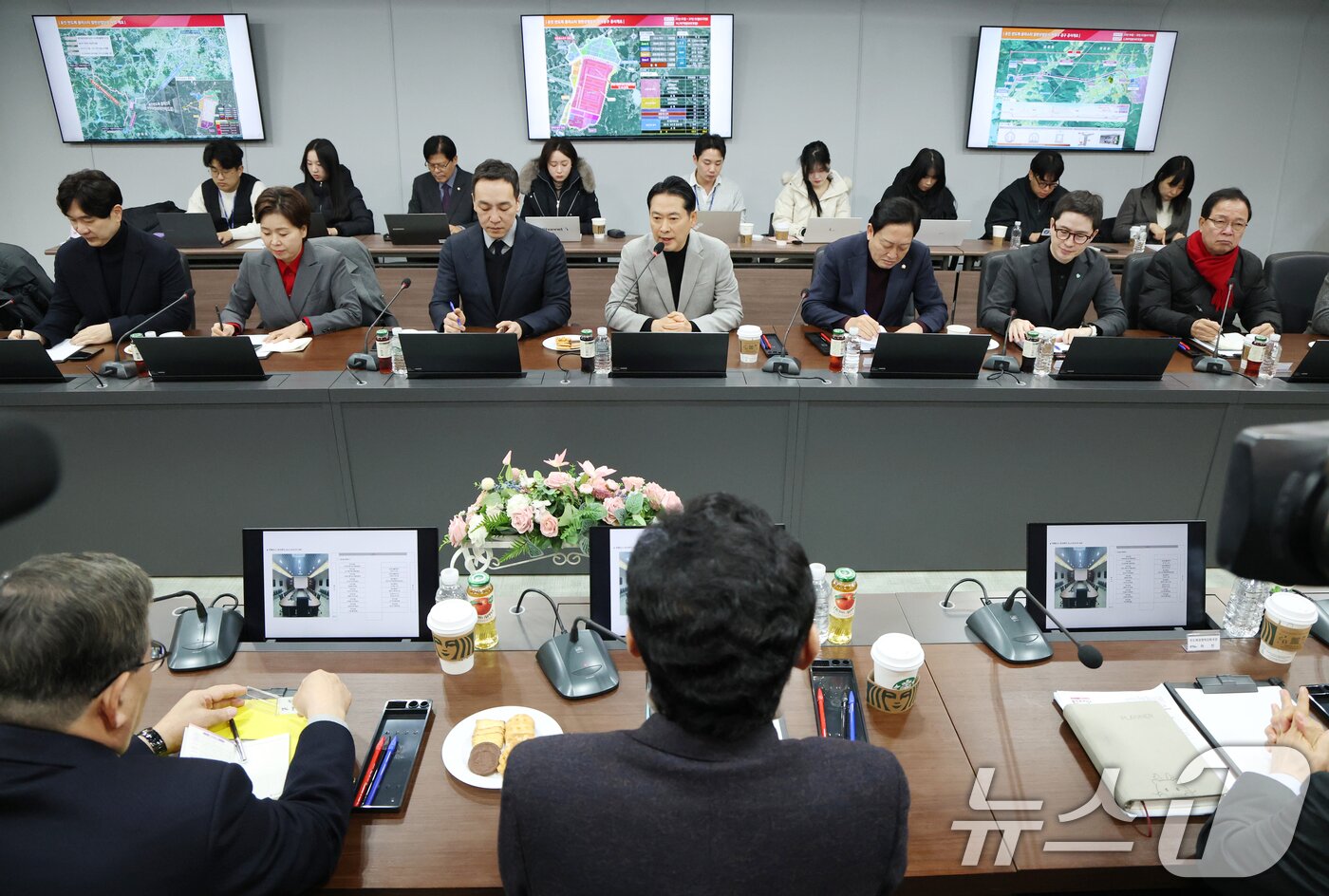 본문 이미지 - 장동혁 국민의힘 대표가 9일 경기 용인시 원삼면 SK하이닉스 용인 공사 현장에서 열린 간담회에서 모두발언을 하고 있다. 2026.1.9/뉴스1 ⓒ News1 김영운 기자