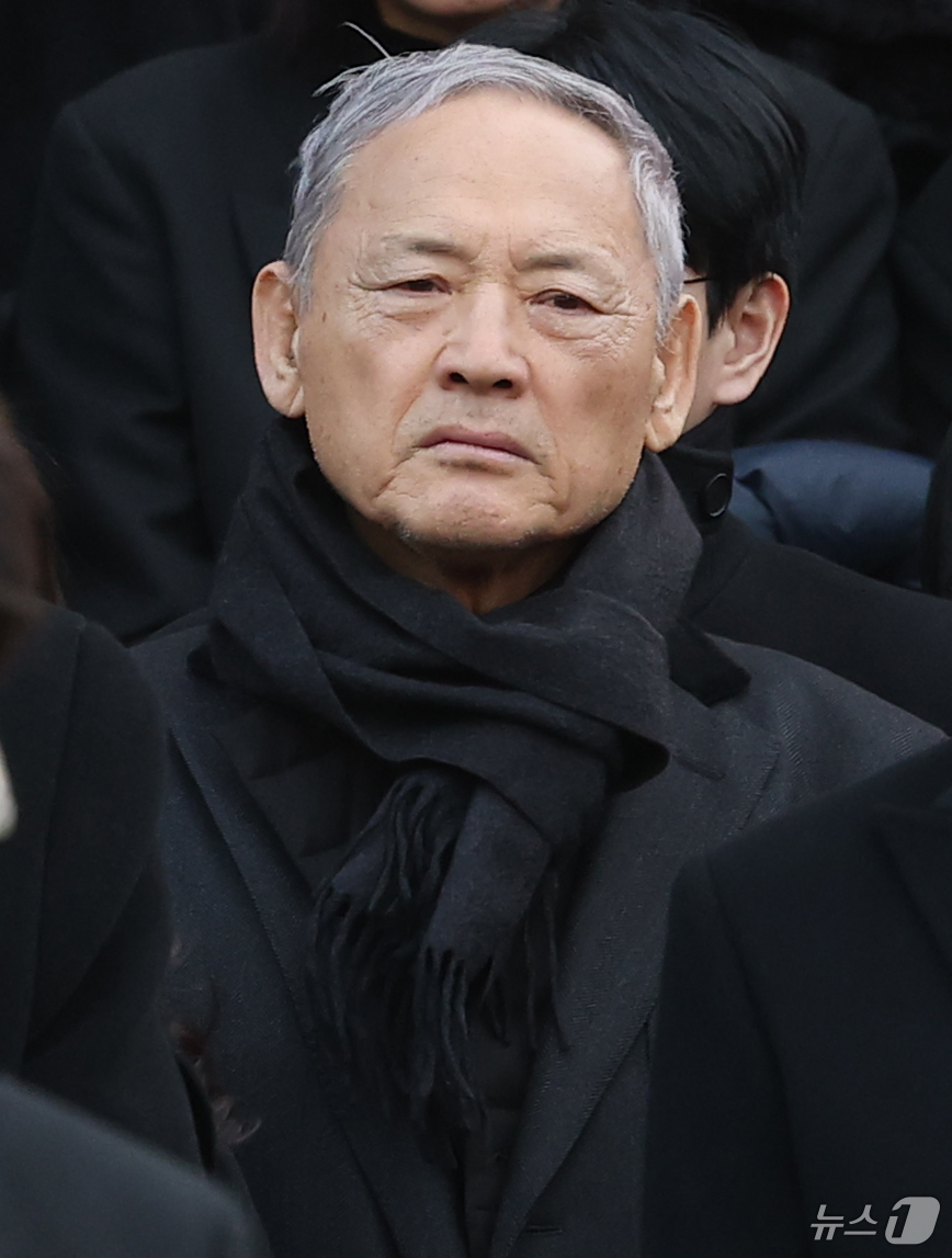 (서울=뉴스1) 권현진 기자 = 유인촌 전 문화체육관광부 장관이 9일 오전 서울 중구 명동성당에서 고 안성기의 장례미사를 마친 뒤 고인을 배웅하고 있다. 2026.1.9/뉴스1