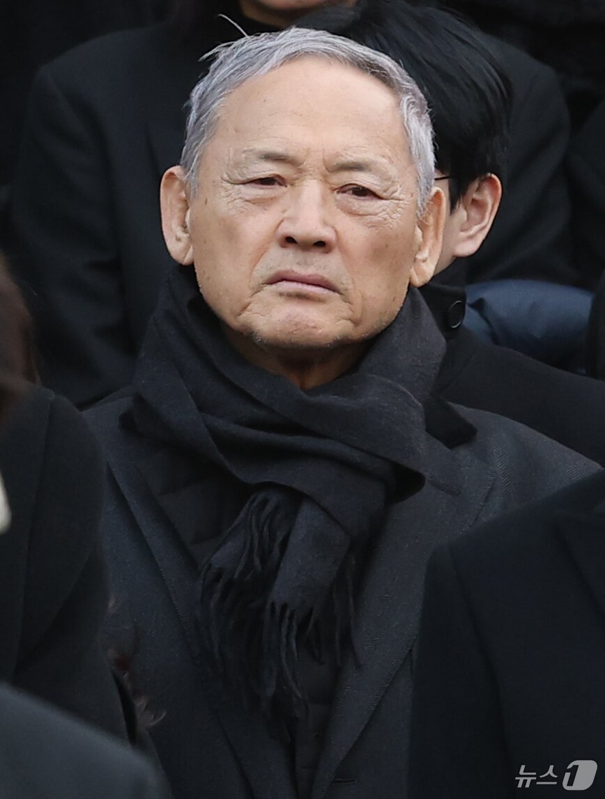 본문 이미지 - 유인촌 전 문화체육관광부 장관이 9일 오전 서울 중구 명동성당에서 고 안성기의 장례미사를 마친 뒤 고인을 배웅하고 있다. 2026.1.9/뉴스1 ⓒ News1 권현진 기자