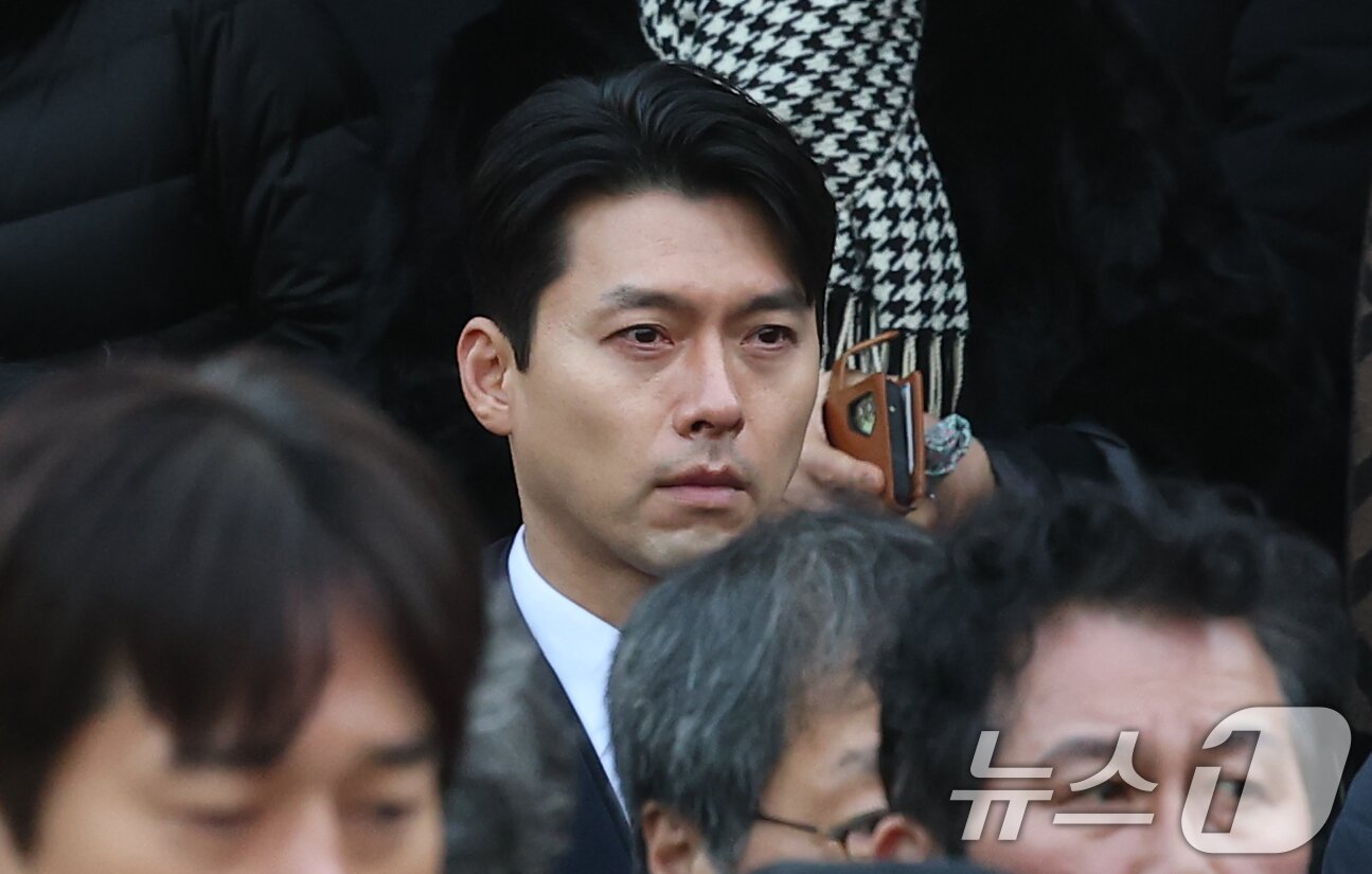 본문 이미지 - 배우 현빈이 9일 오전 서울 중구 명동성당에서 고 안성기의 장례미사를 마친 뒤 고인을 배웅하고 있다. 2026.1.9/뉴스1 ⓒ News1 권현진 기자