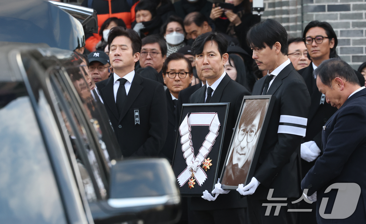 (서울=뉴스1) 권현진 기자 = 배우 정준호, 이정재, 정우성, 주지훈이 9일 오전 서울 중구 명동성당에서 고 안성기의 장례미사를 마친 뒤 고인을 배웅하고 있다. 2026.1.9/ …