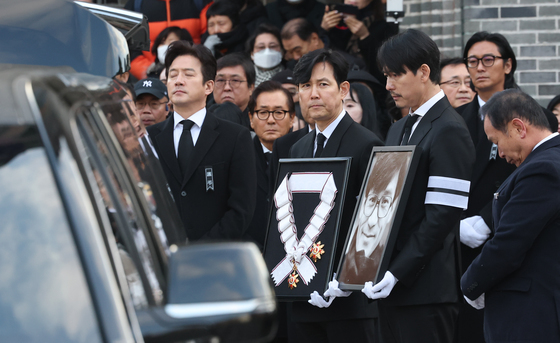 고 안성기 배우 하는 동료 후배 배우들