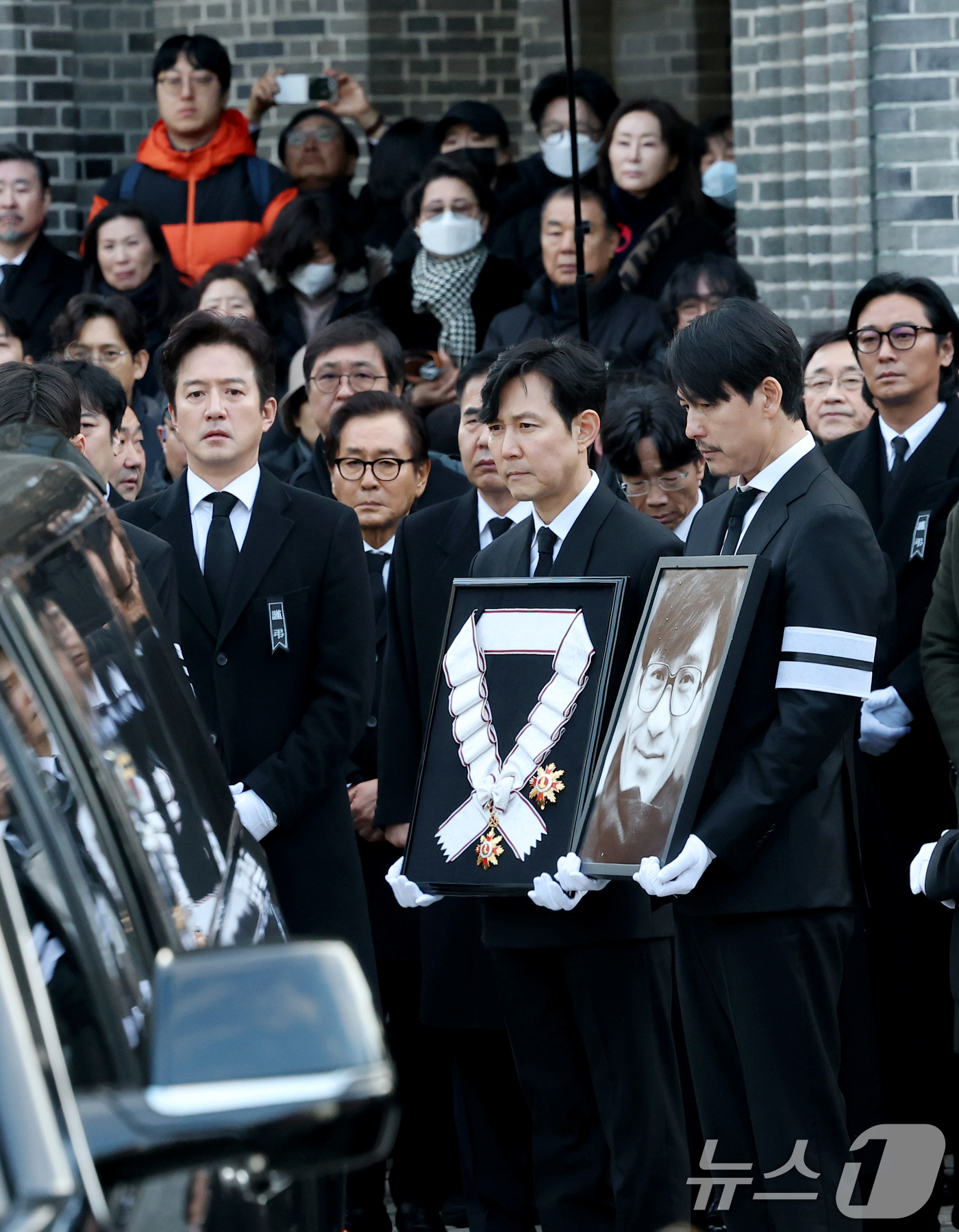 (서울=뉴스1) 권현진 기자 = 배우 정준호, 이정재, 정우성, 주지훈이 9일 오전 서울 중구 명동성당에서 고 안성기의 장례미사를 마친 뒤 고인을 배웅하고 있다. 2026.1.9/ …