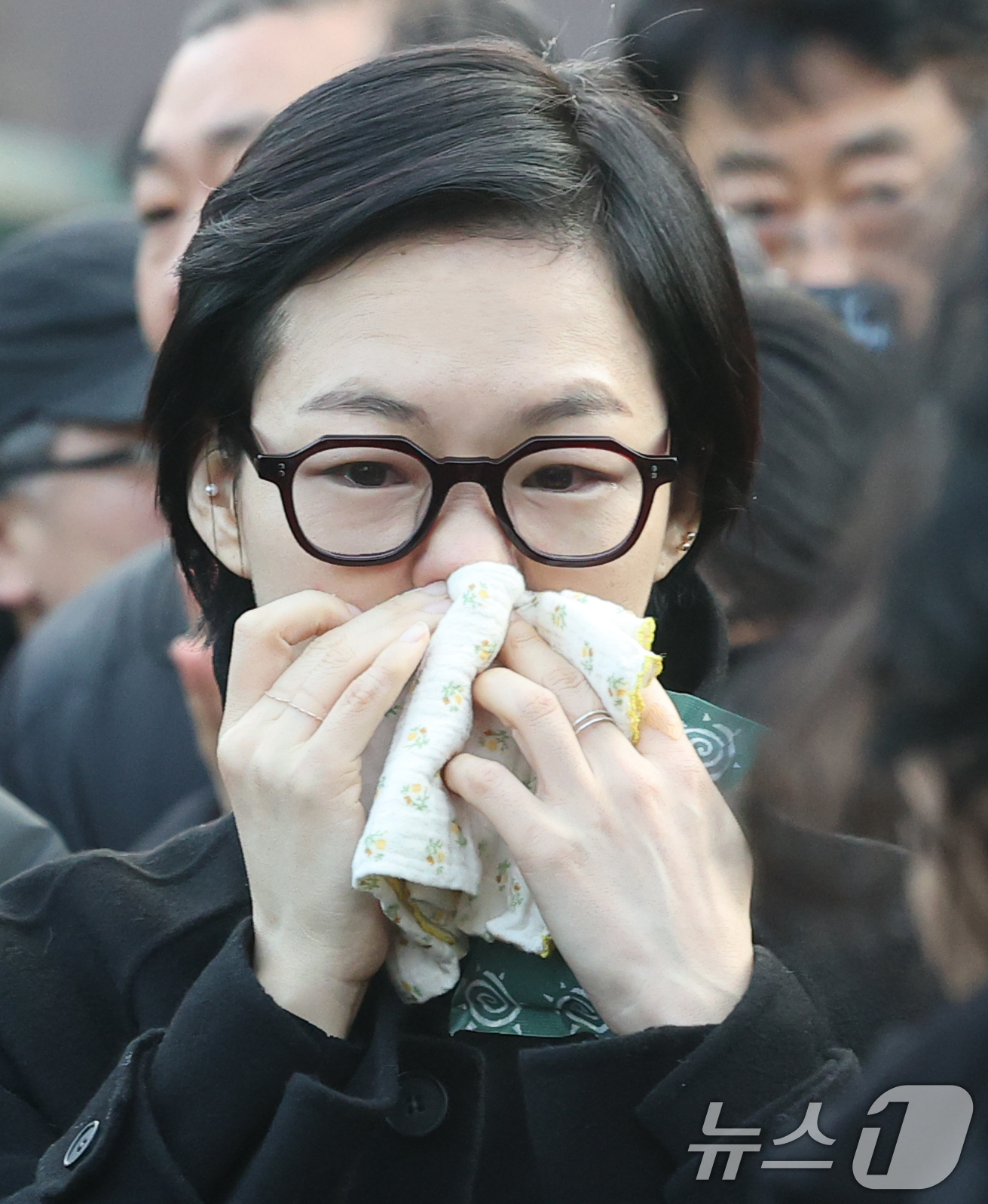 (서울=뉴스1) 권현진 기자 = 배우 한예리가 9일 오전 서울 중구 명동성당에서 고 안성기의 장례미사를 마친 뒤 고인을 배웅하고 있다. 2026.1.9/뉴스1