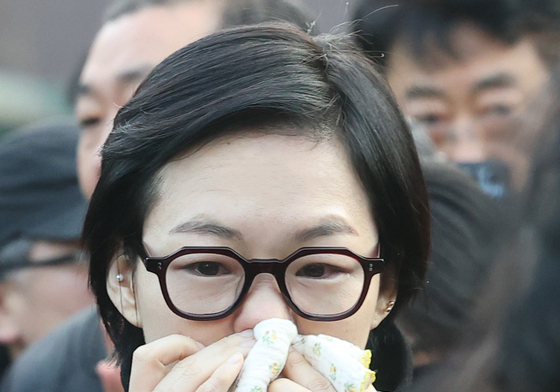 눈물 훔치는 한예리