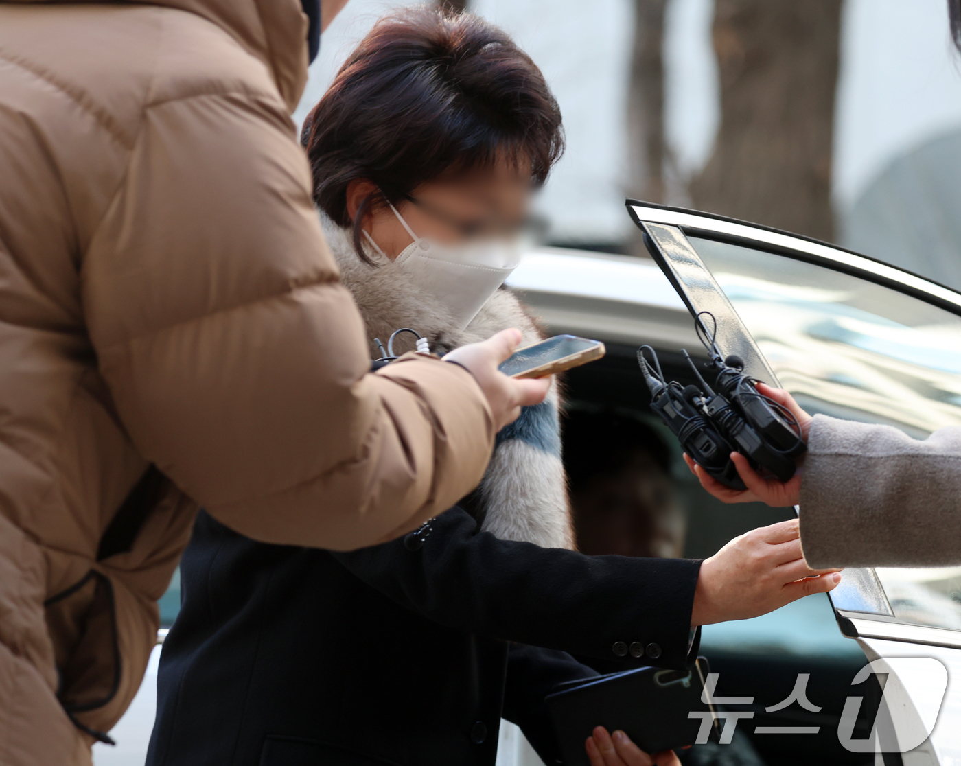 (서울=뉴스1) 김명섭 기자 = 9일 서울 마포구 서울경찰청 공공범죄수사대에서  더불어민주당 김병기 의원 측에 금품을 제공했다는 내용의 탄원서를 작성한 전직 동작구 의원 김 모 씨 …