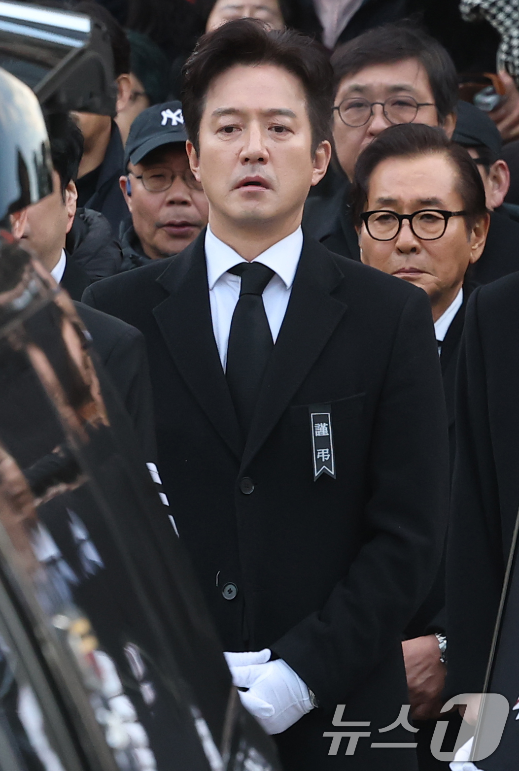(서울=뉴스1) 권현진 기자 = 배우 정준호가 9일 오전 서울 중구 명동성당에서 고 안성기의 장례미사를 마친 뒤 고인을 배웅하고 있다. 2026.1.9/뉴스1
