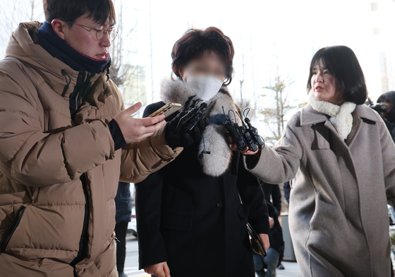 김병기 의원 아내에 금품 전달 전 구의원, 경찰 피의자 조사 출석