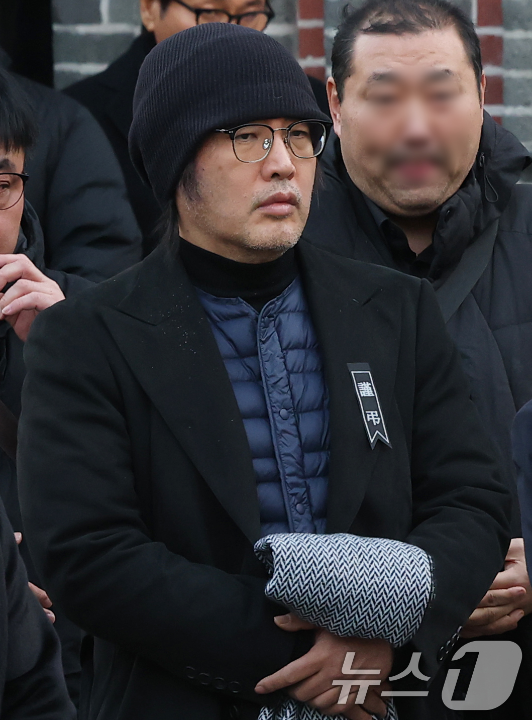 (서울=뉴스1) 권현진 기자 = 배우 김보성이 9일 오전 서울 중구 명동성당에서 고 안성기의 장례미사를 마친 뒤 고인을 배웅하고 있다. 2026.1.9/뉴스1