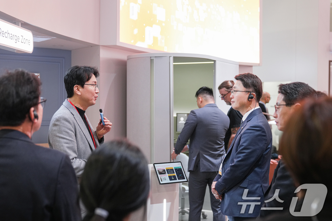 (서울=뉴스1) 임세영 기자 = 류제명 과학기술정보통신부 차관을 비롯해 국회와 과학기술정보통신부, 문화체육관광부, 지방자치단체 등 공공기관 관계자들이 9일 세계 최대 가전·IT 전 …