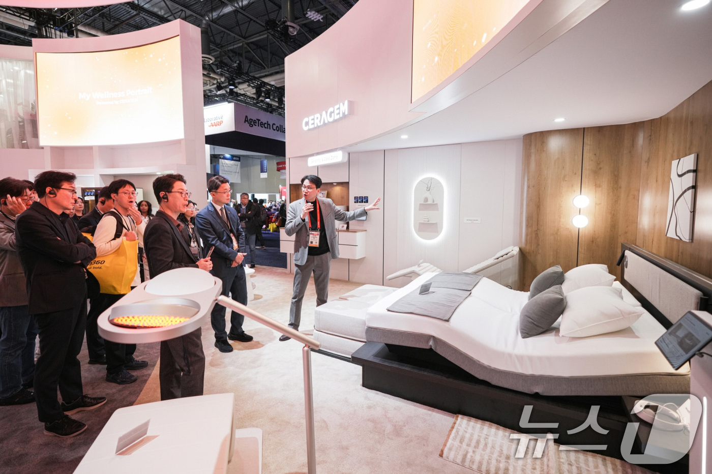 (서울=뉴스1) 임세영 기자 = 류제명 과학기술정보통신부 차관을 비롯해 국회와 과학기술정보통신부, 문화체육관광부, 지방자치단체 등 공공기관 관계자들이 9일 세계 최대 가전·IT 전 …