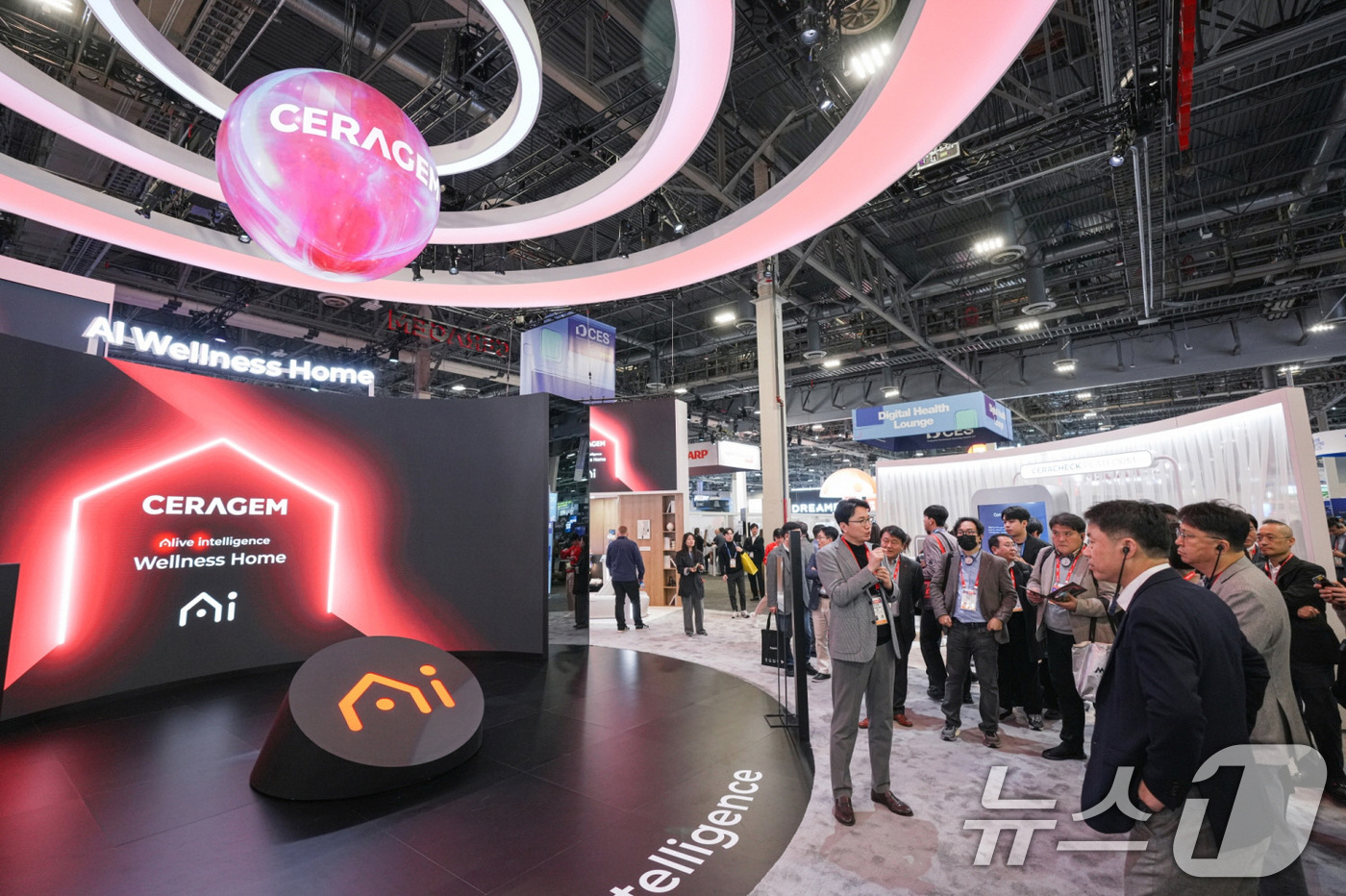 (서울=뉴스1) 임세영 기자 = 류제명 과학기술정보통신부 차관을 비롯해 국회와 과학기술정보통신부, 문화체육관광부, 지방자치단체 등 공공기관 관계자들이 9일 세계 최대 가전·IT 전 …