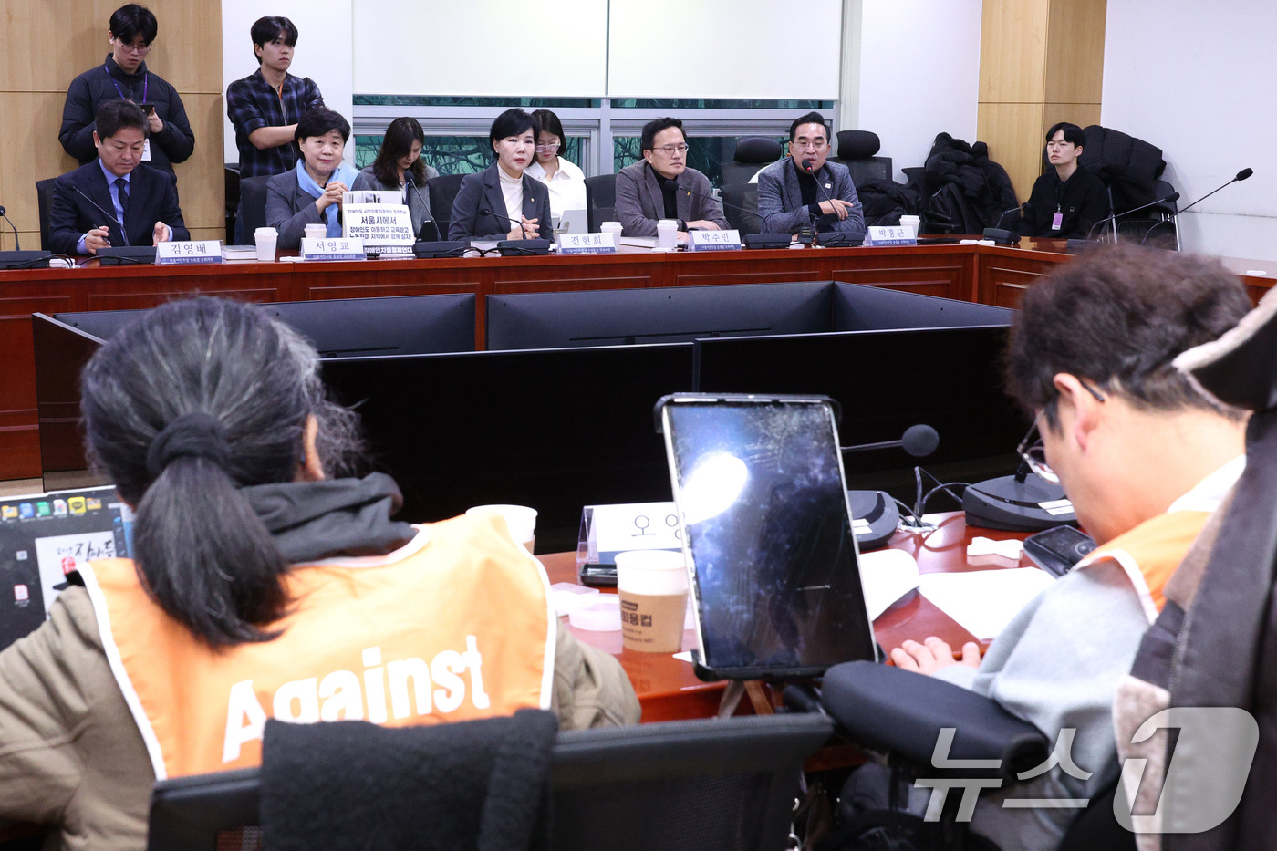 (서울=뉴스1) 신웅수 기자 = 김영배, 서영교, 전현희, 박주민, 박홍근 더불어민주당 의원이 9일 서울 여의도 국회 의원회관에서 열린 전국장애인차별철폐연대와의 대화에 참석하고 있 …