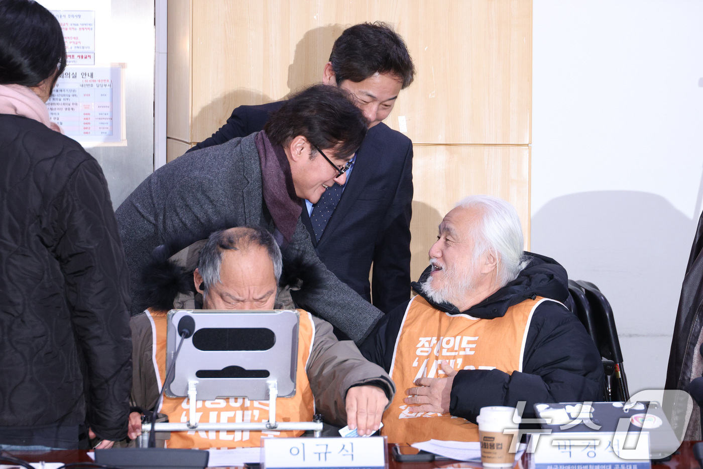 (서울=뉴스1) 신웅수 기자 = 김영배 더불어민주당 의원과 홍익표 전 의원이 9일 서울 여의도 국회 의원회관에서 열린 전국장애인차별철폐연대와의 대화에서 박경석 공동대표와 인사하고 …