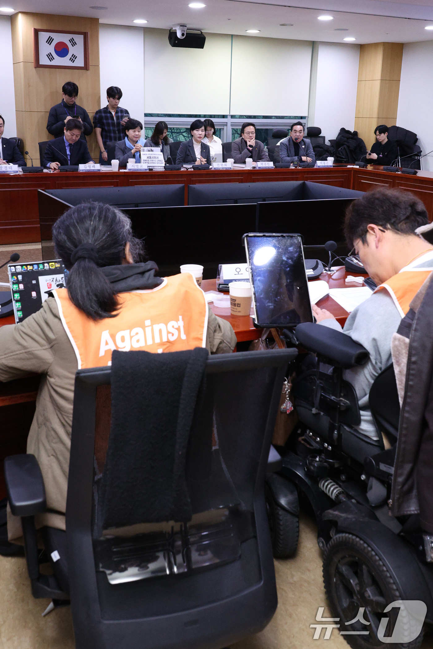 (서울=뉴스1) 신웅수 기자 = 김영배, 서영교, 전현희, 박주민, 박홍근 더불어민주당 의원이 9일 서울 여의도 국회 의원회관에서 열린 전국장애인차별철폐연대와의 대화에 참석하고 있 …