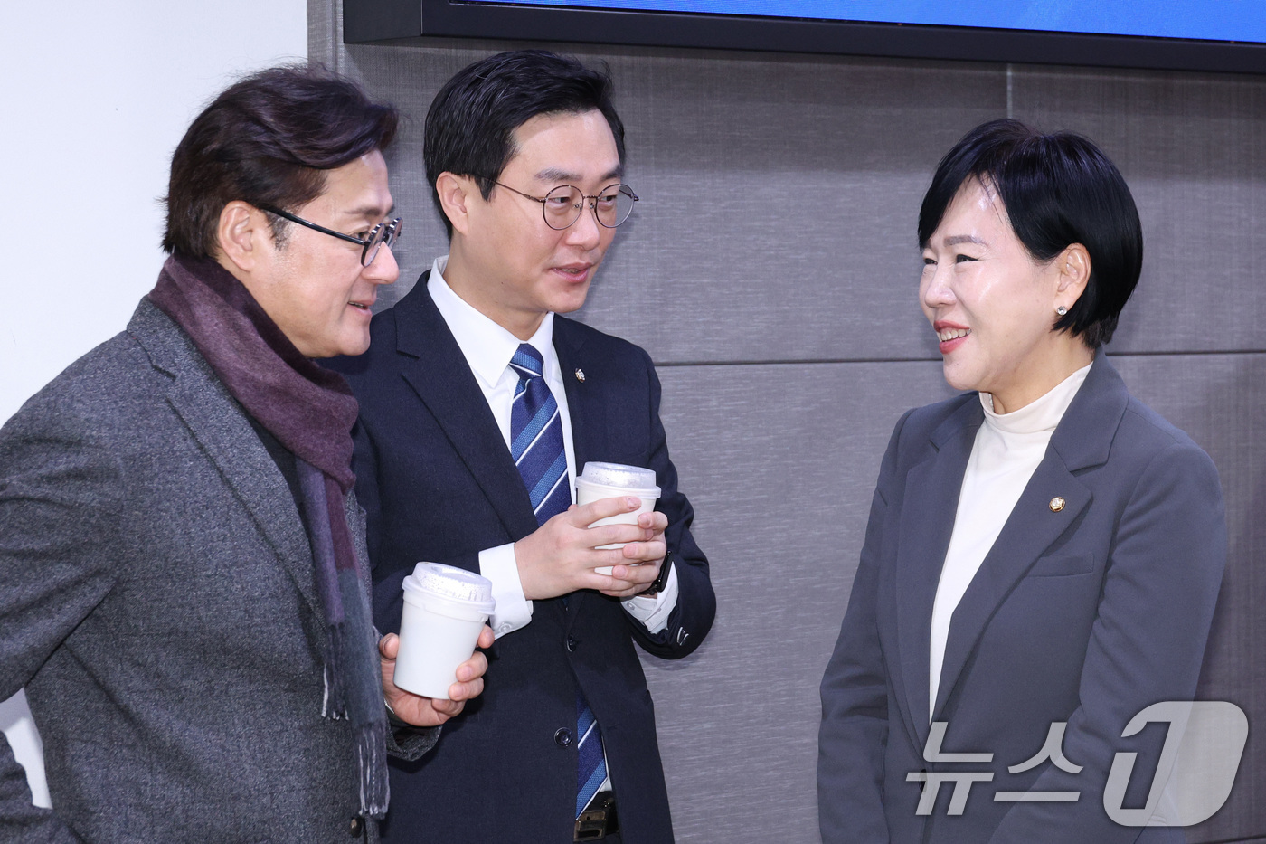 (서울=뉴스1) 신웅수 기자 = 전현희 장경태 더불어민주당 의원과 홍익표 전 의원이 이 9일 서울 여의도 국회 의원회관에서 열린 전국장애인차별철폐연대와의 대화에서 대화하고 있다. …