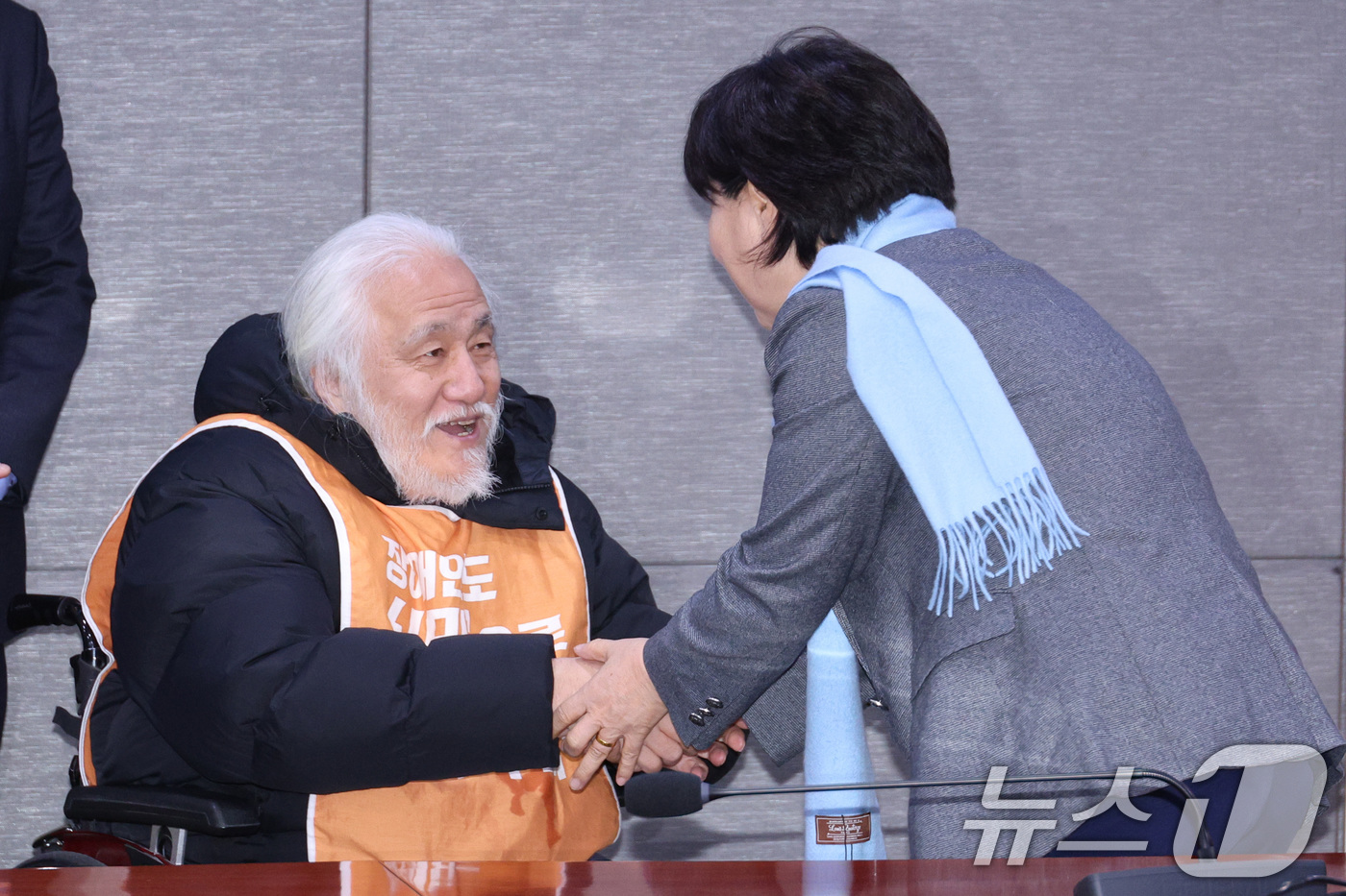 (서울=뉴스1) 신웅수 기자 = 서영교 더불어민주당 의원이 9일 서울 여의도 국회 의원회관에서 열린 전국장애인차별철폐연대와의 대화에서 박경석 공동대표와 인사하고 있다. 2026.1 …