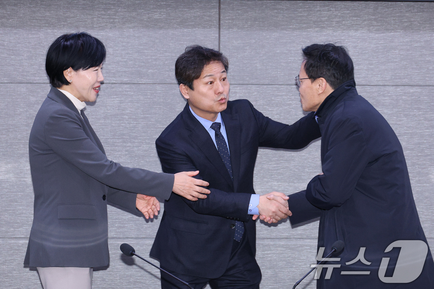 (서울=뉴스1) 신웅수 기자 = 전현희, 김영배, 박주민 더불어민주당 의원이 9일 서울 여의도 국회 의원회관에서 열린 전국장애인차별철폐연대와의 대화에서 인사하고 있다. 2026.1 …