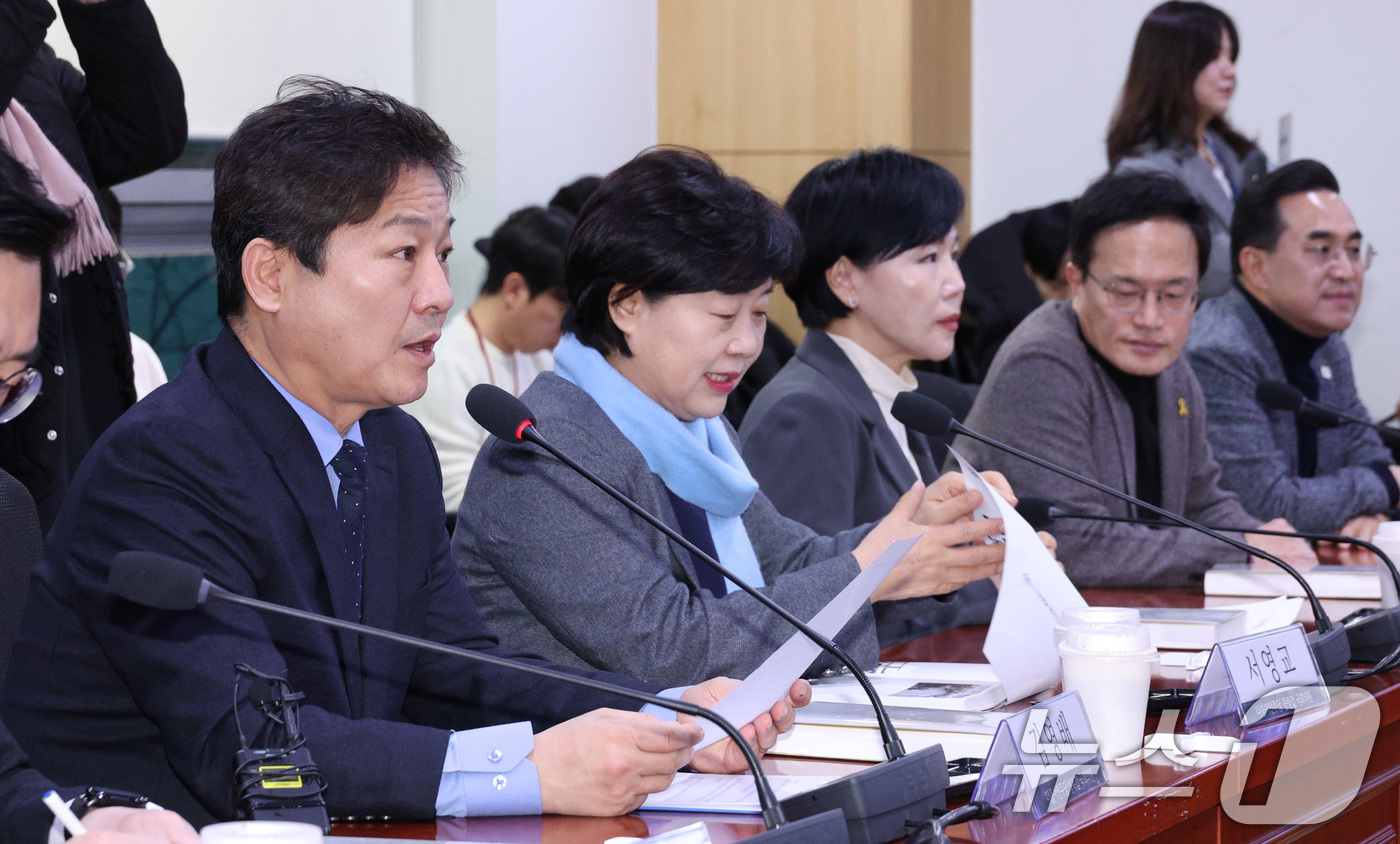 (서울=뉴스1) 신웅수 기자 = 김영배, 서영교, 전현희, 박주민, 박홍근 더불어민주당 의원이 9일 서울 여의도 국회 의원회관에서 열린 전국장애인차별철폐연대와의 대화에 참석하고 있 …