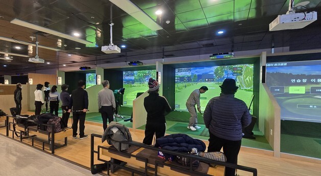 대구도시철도 용산역에 스크린 파크골프장 개장…16타석 규모