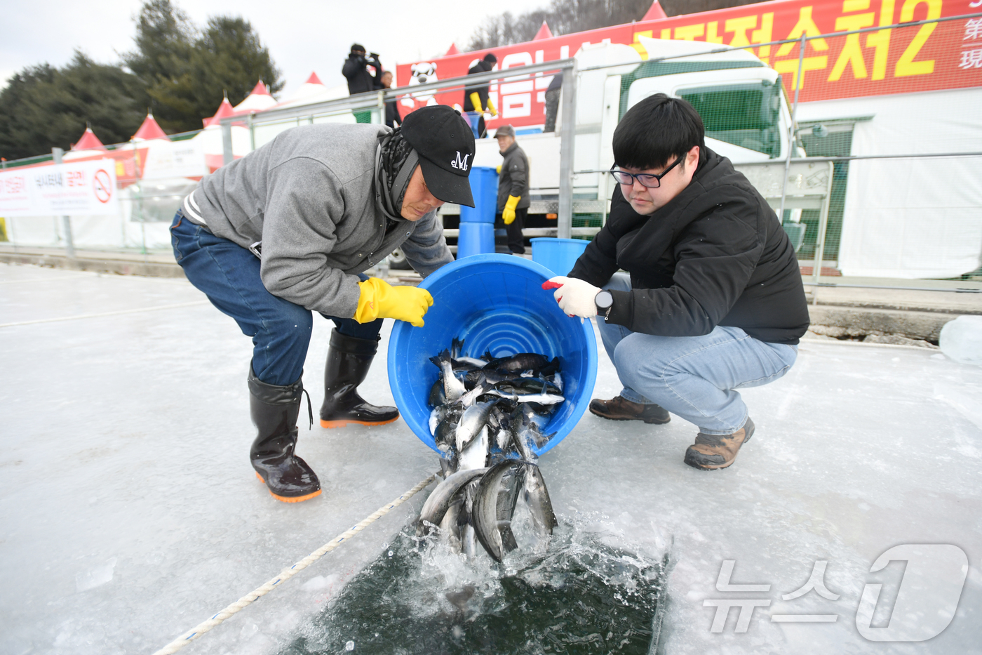 (화천=뉴스1) 한귀섭 기자 = 2026 얼음나라 화천산천어축제 개막을 하루 앞둔 9일 오전부터 축제가 열리는 화천천에 축양장에서 수온 적응을 마친 산천어들이 방양되고 있다.(화천 …