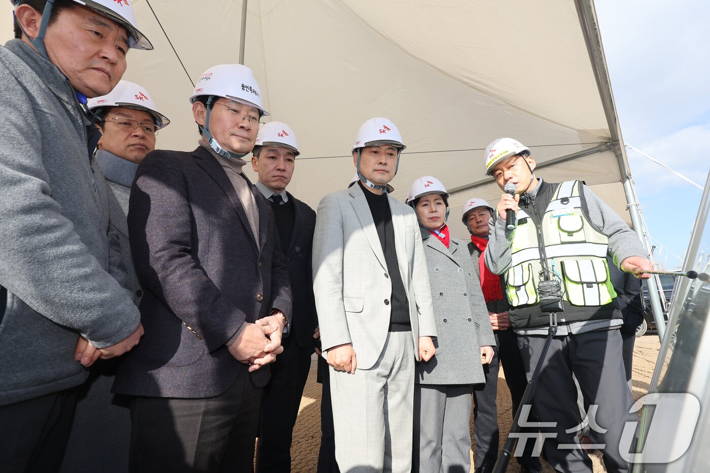 본문 이미지 - 장동혁 국민의힘 대표가 9일 경기도 용인시 용인반도체클러스터 일반산업단지 공사현장을 둘러보고 있다. (공동취재) 2026.1.9/뉴스1 ⓒ News1 김영운 기자