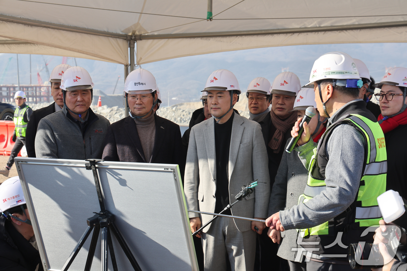 (용인=뉴스1) 김영운 기자 = 장동혁 국민의힘 대표가 9일 경기도 용인시 용인반도체클러스터 일반산업단지 공사현장을 둘러보고 있다. (공동취재) 2026.1.9/뉴스1