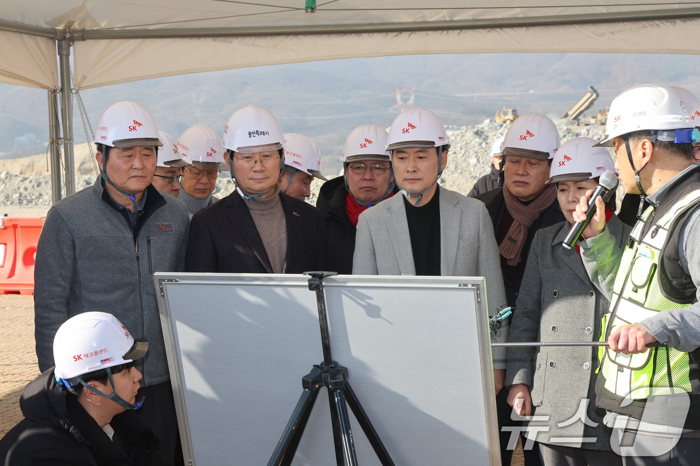 (용인=뉴스1) 김영운 기자 = 장동혁 국민의힘 대표가 9일 경기도 용인시 용인반도체클러스터 일반산업단지 공사현장을 둘러보고 있다. (공동취재) 2026.1.9/뉴스1