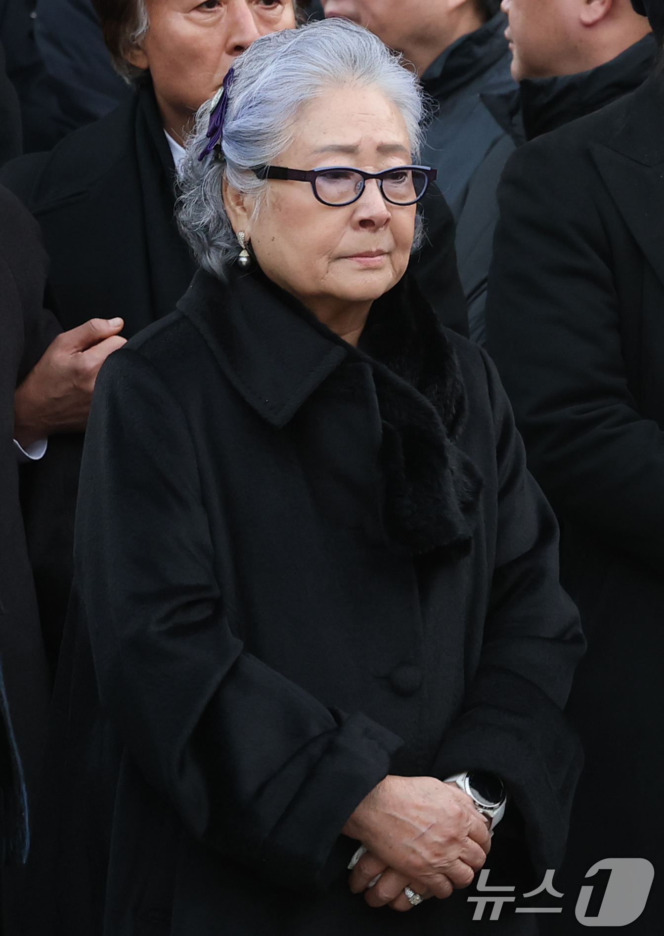(서울=뉴스1) 권현진 기자 = 배우 정혜선이 9일 오전 서울 중구 명동성당에서 고 안성기의 장례미사를 마친 뒤 고인을 배웅하고 있다. 2026.1.9/뉴스1