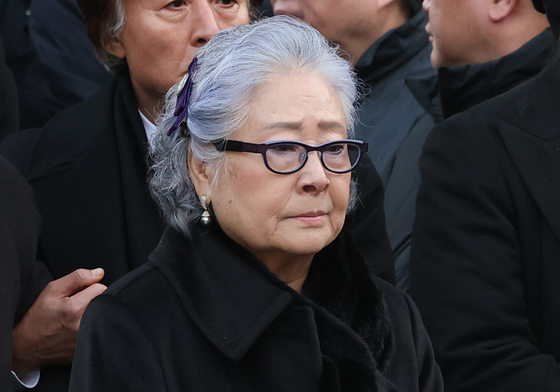 고 안성기 배웅하는 정혜선