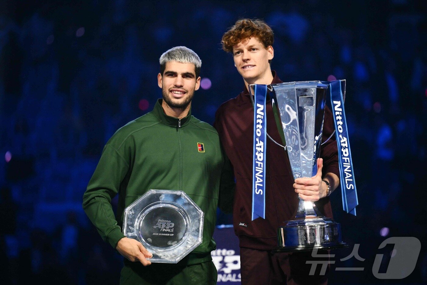 본문 이미지 - 지난해 11월 ATP 파이널스 결승에서 붙었던 알카라스(왼쪽)와 신네르. 당시 신네르가 우승했다. ⓒ AFP=뉴스1
