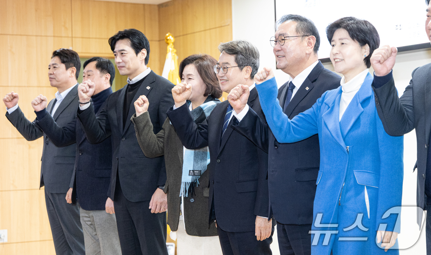 (서울=뉴스1) 이승배 기자 = 김동연 경기도지사가 9일 서울 여의도 국회 의원회관에서 열린 제2차 경기도 도시철도망 신속 추진을 위한 토론회에서 사업 신속 추진을 촉구하며 파이팅 …