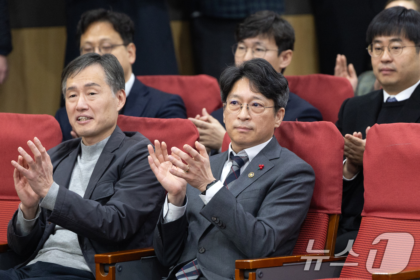 (서울=뉴스1) 이승배 기자 = 홍지선 국토교통부 2차관이 9일 서울 여의도 국회 의원회관에서 열린 제2차 경기도 도시철도망 신속 추진을 위한 토론회에서 박수 치고 있다. 2026 …